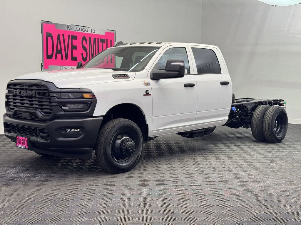 New 2025 Ram 3500 Chassis Cab 3500 TRADESMAN CREW CAB CHASSIS 4X4 60' CA Pickup