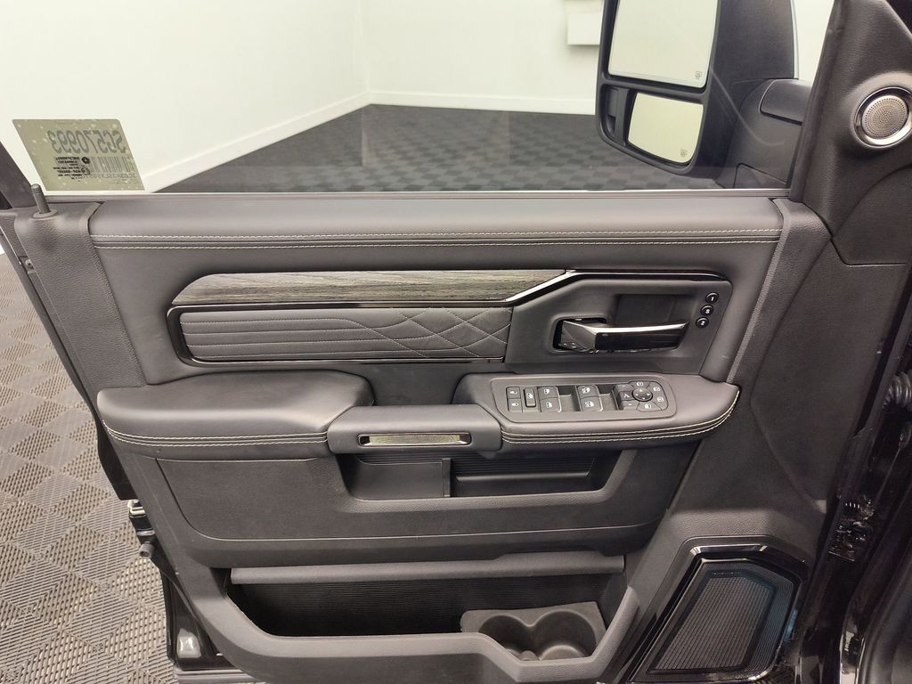 2025 RAM 3500 Limited - Photo 11
