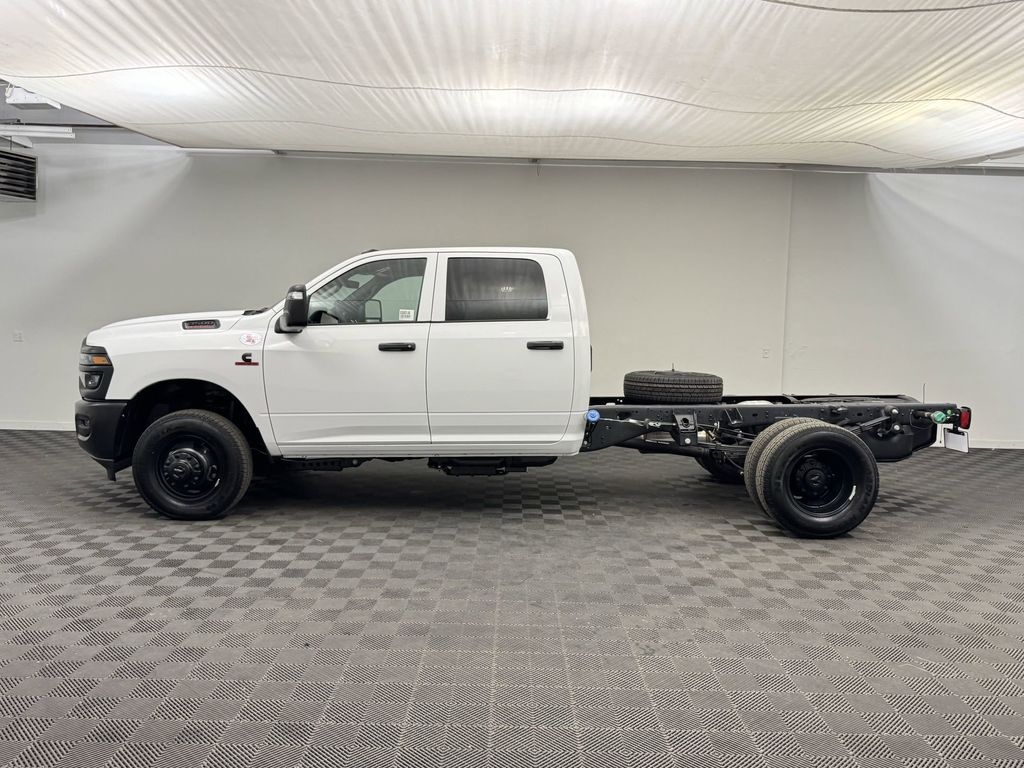 New 2025 Ram 3500 Chassis Cab 3500 TRADESMAN CREW CAB CHASSIS 4X4 60' CA Pickup