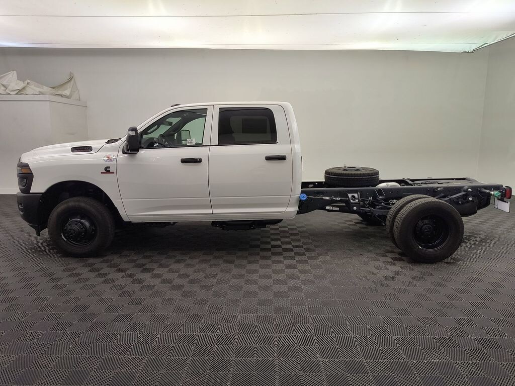 New 2025 Ram 3500 Chassis Cab 3500 TRADESMAN CREW CAB CHASSIS 4X4 60' CA Pickup