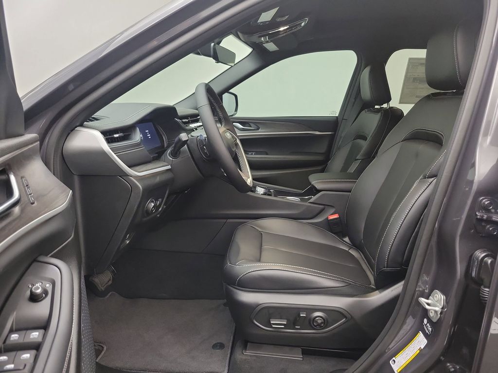 2025 Jeep Grand Cherokee L photo 3