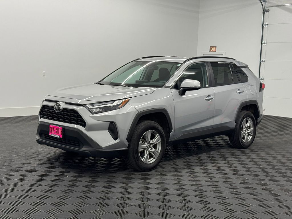 2024 Toyota RAV4 XLE's photo