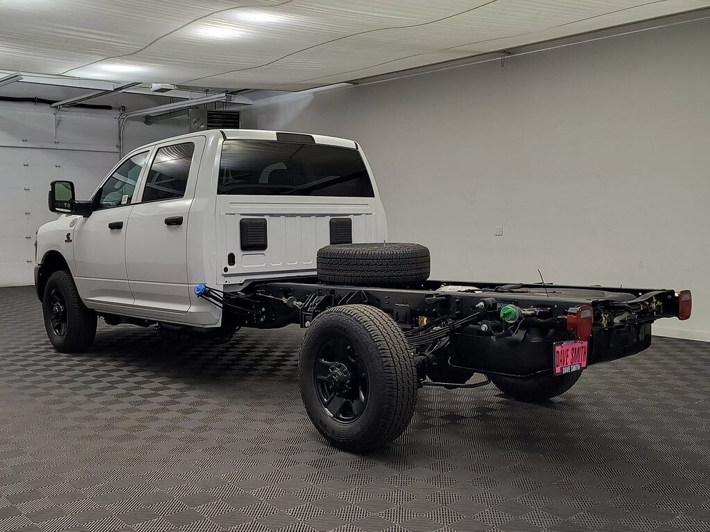 New 2026 Ram 3500 Chassis Cab TRADESMAN CREW 4X4 60' CA Pickup