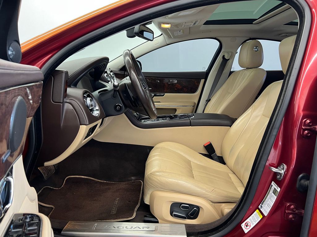 XJ Base W/ AWD Sedan