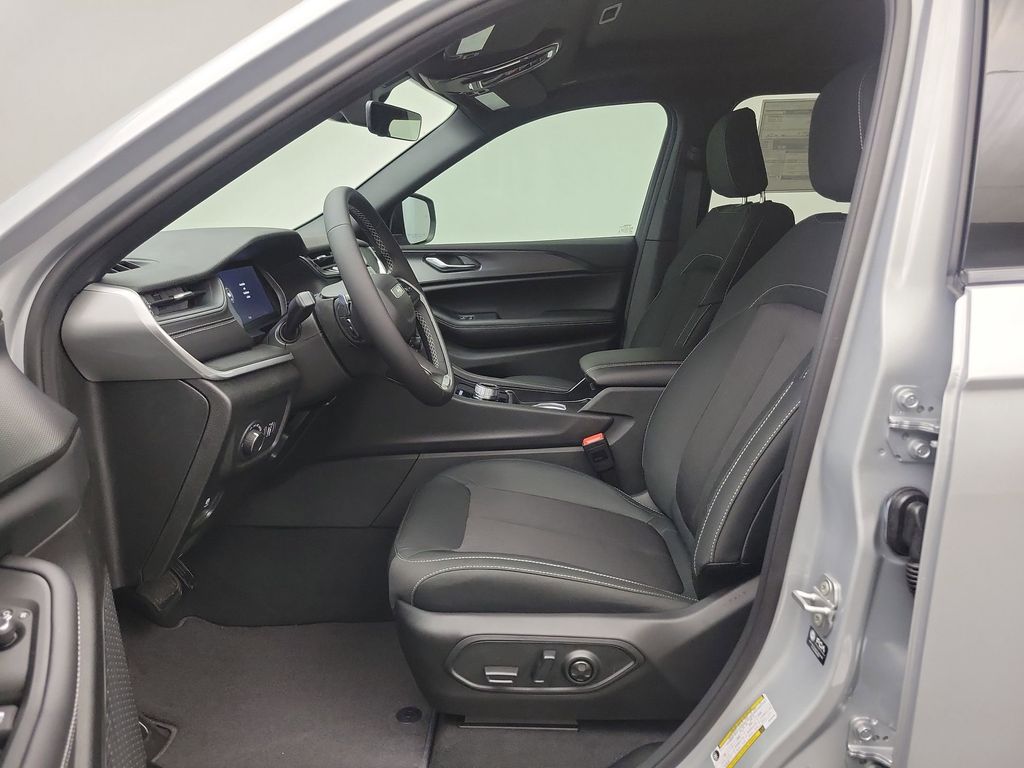 2025 Jeep Grand Cherokee Laredo photo 3