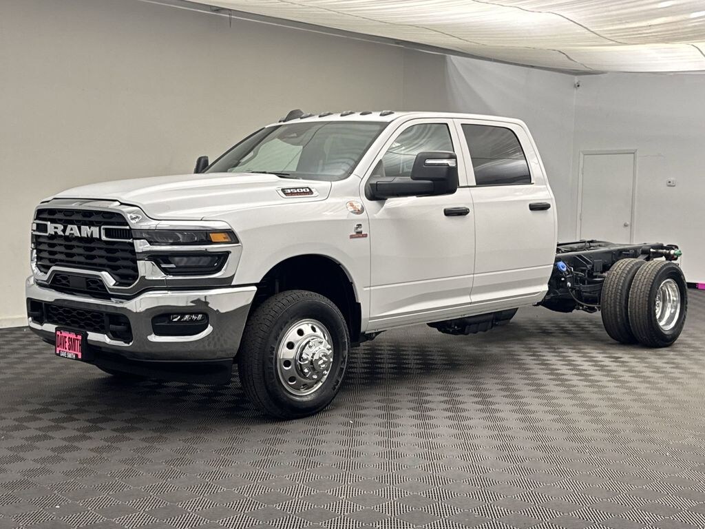 New 2025 Ram 3500 Chassis Cab 3500 TRADESMAN CREW CAB CHASSIS 4X4 60' CA Pickup