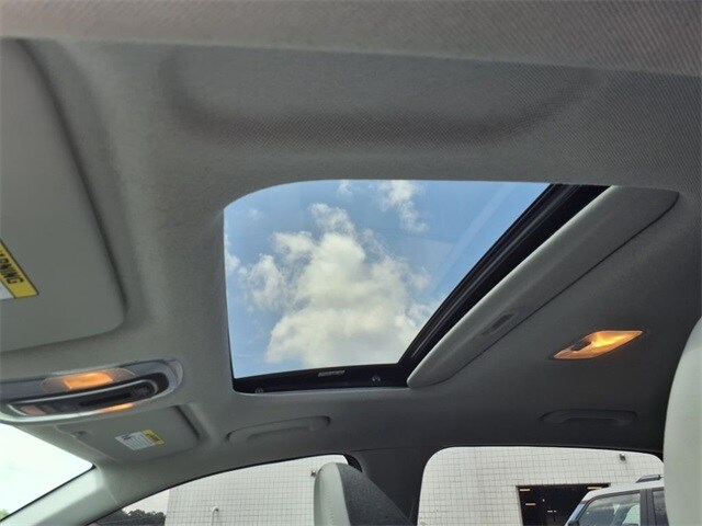 2024 Hyundai Elantra Limited photo 2