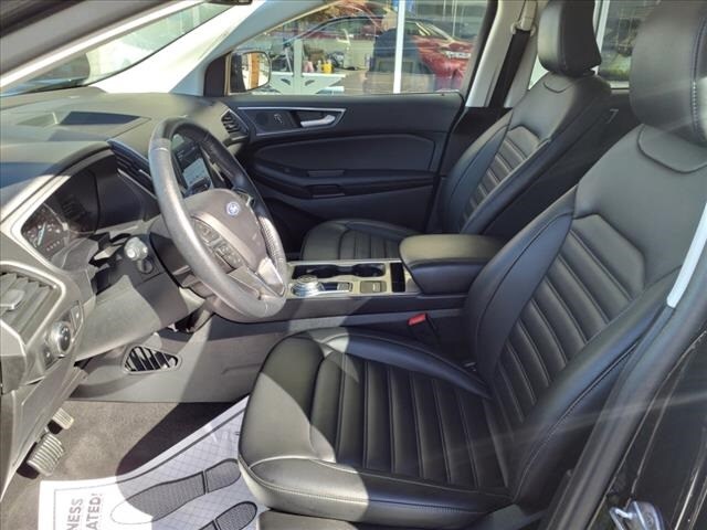 2024 Ford Edge Titanium photo 2