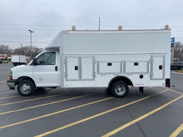 2025 Chevrolet Express Cutaway photo 2