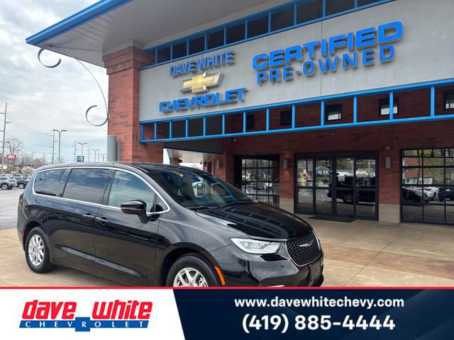 2025 Chrysler Pacifica Select's photo
