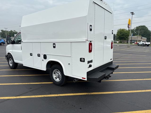 2025 Chevrolet Express Cutaway 3500 photo 2