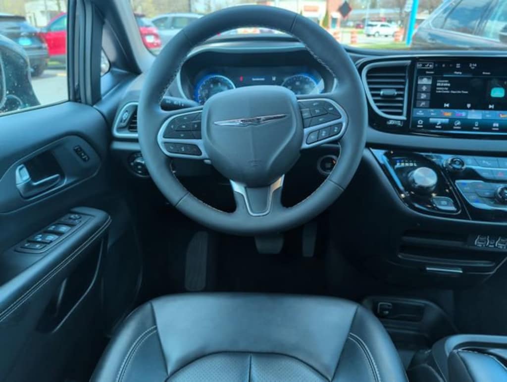Used 2025 Chrysler Pacifica Select Van Passenger Van
