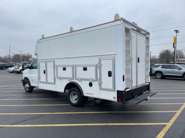 2025 Chevrolet Express Cutaway photo 3