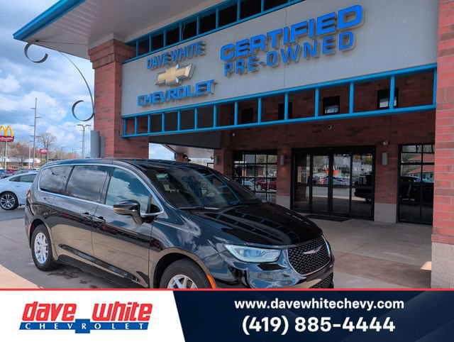 2025 Chrysler Pacifica Select's photo