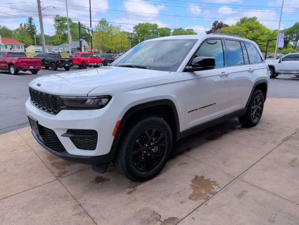 Used 2025 Jeep Grand Cherokee Altitude SUV
