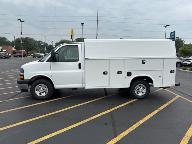 2025 Chevrolet Express Cutaway 3500 photo 2