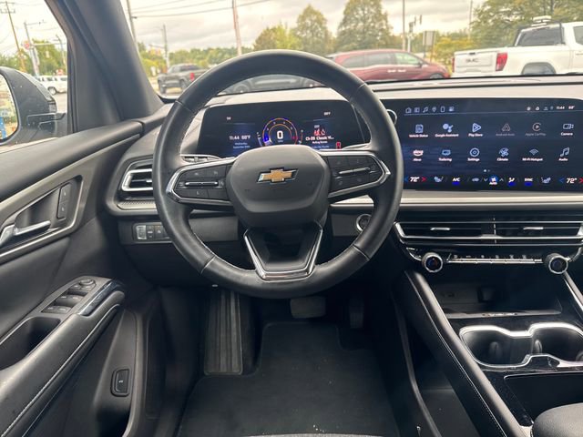 2025 Chevrolet Traverse photo 2