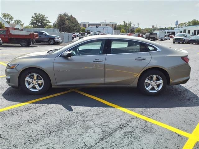 Used 2022 Chevrolet Malibu 1LT with VIN 1G1ZD5ST8NF185136 for sale in Sylvania, OH