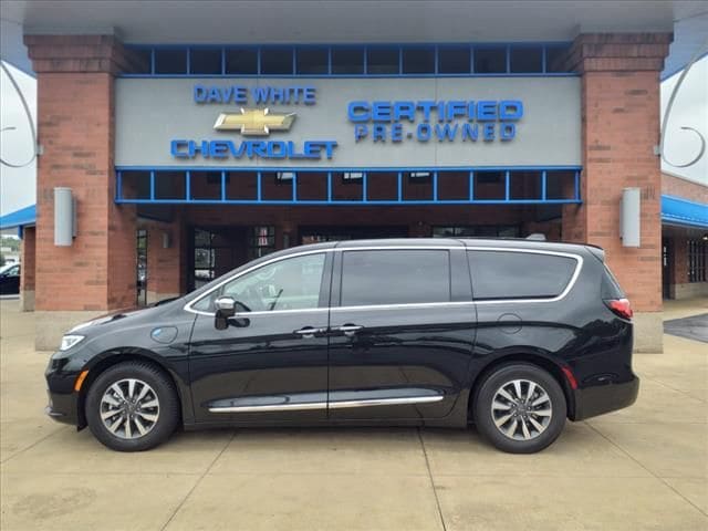 Used 2022 Chrysler Pacifica Hybrid Limited with VIN 2C4RC1S70NR105620 for sale in Sylvania, OH