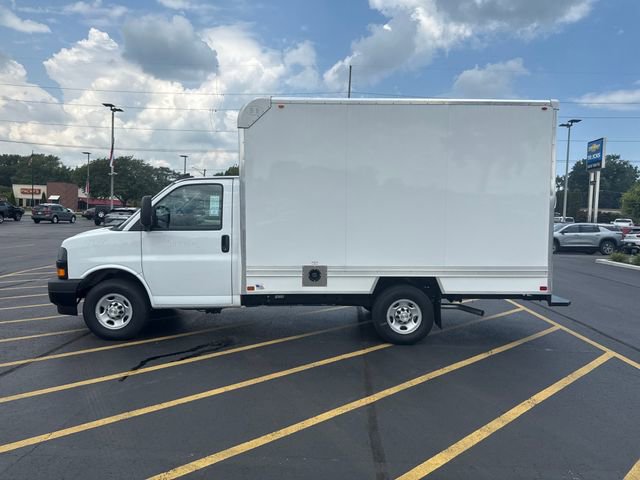 2025 Chevrolet Express Cutaway 3500 photo 2