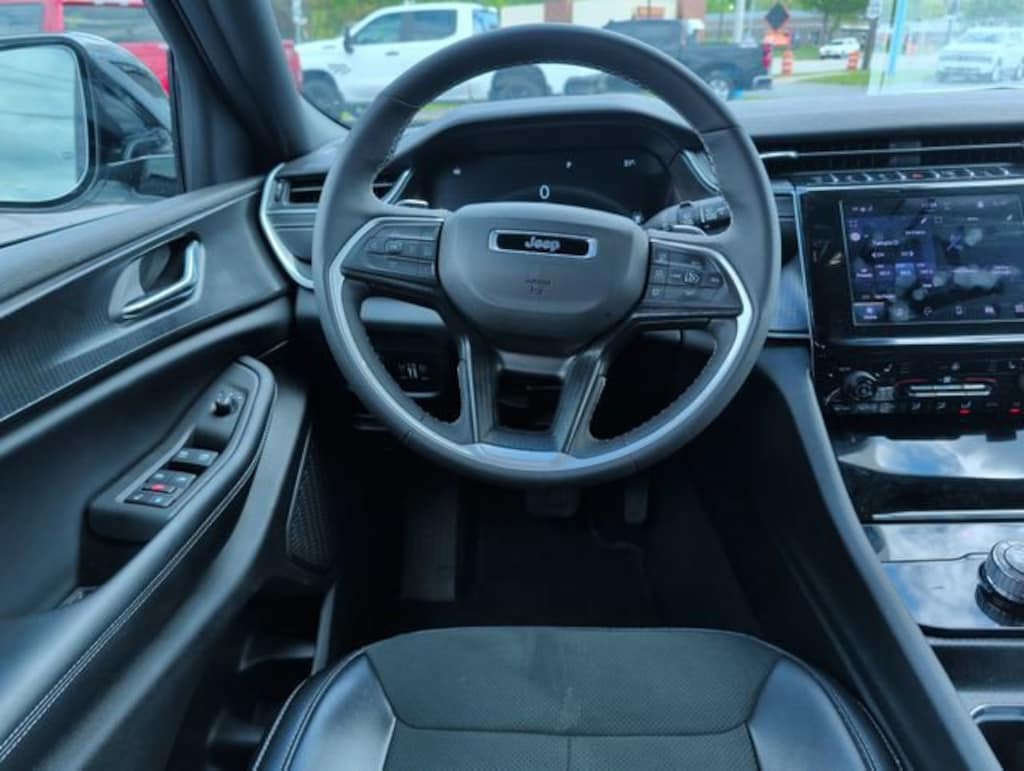 Used 2025 Jeep Grand Cherokee Altitude SUV