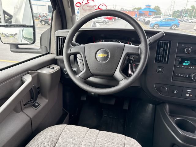 2025 Chevrolet Express Cutaway 3500 photo 2