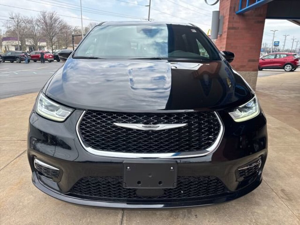 Used 2025 Chrysler Pacifica Select Van Passenger Van