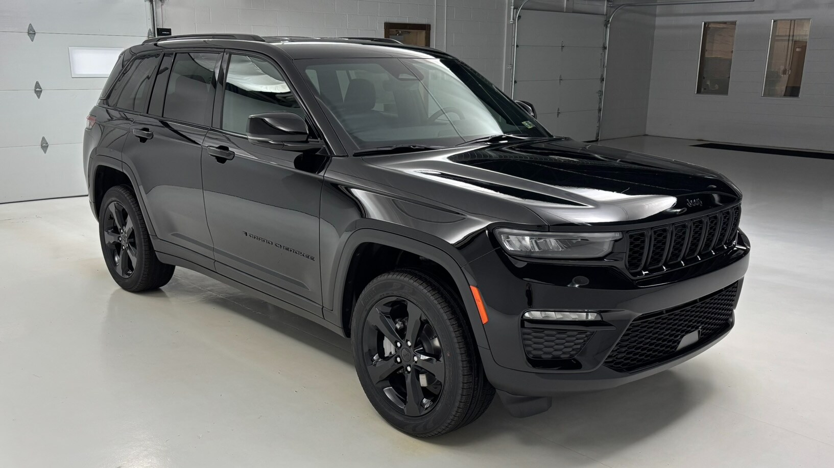 2025 Jeep Grand Cherokee Limited photo 3