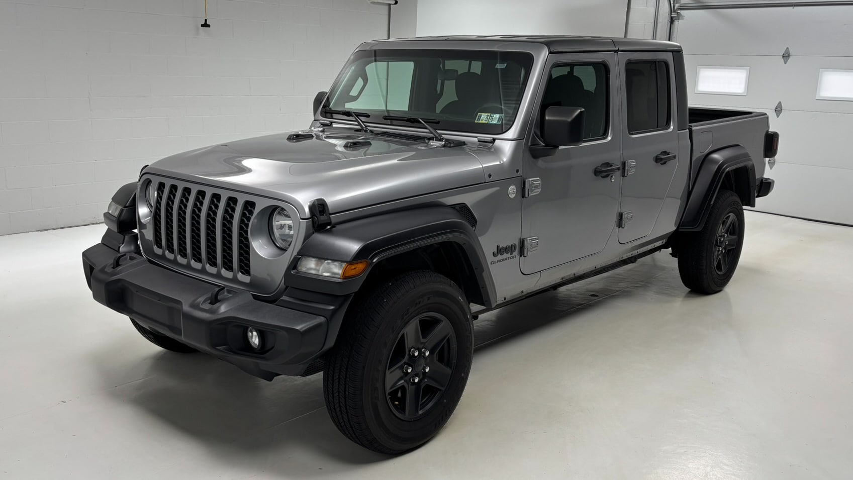 2020 Jeep Gladiator Sport S's photo