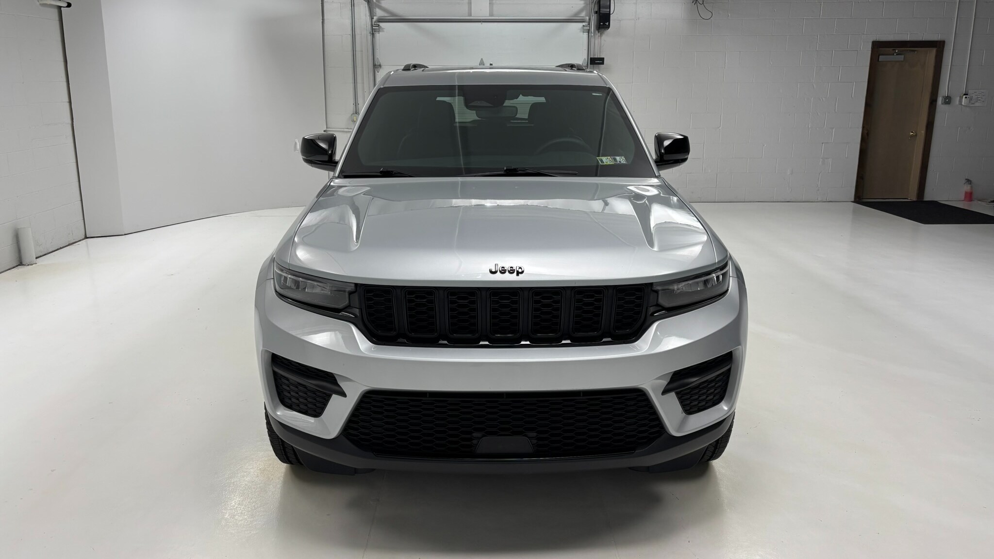 2023 Jeep Grand Cherokee Altitude photo 2