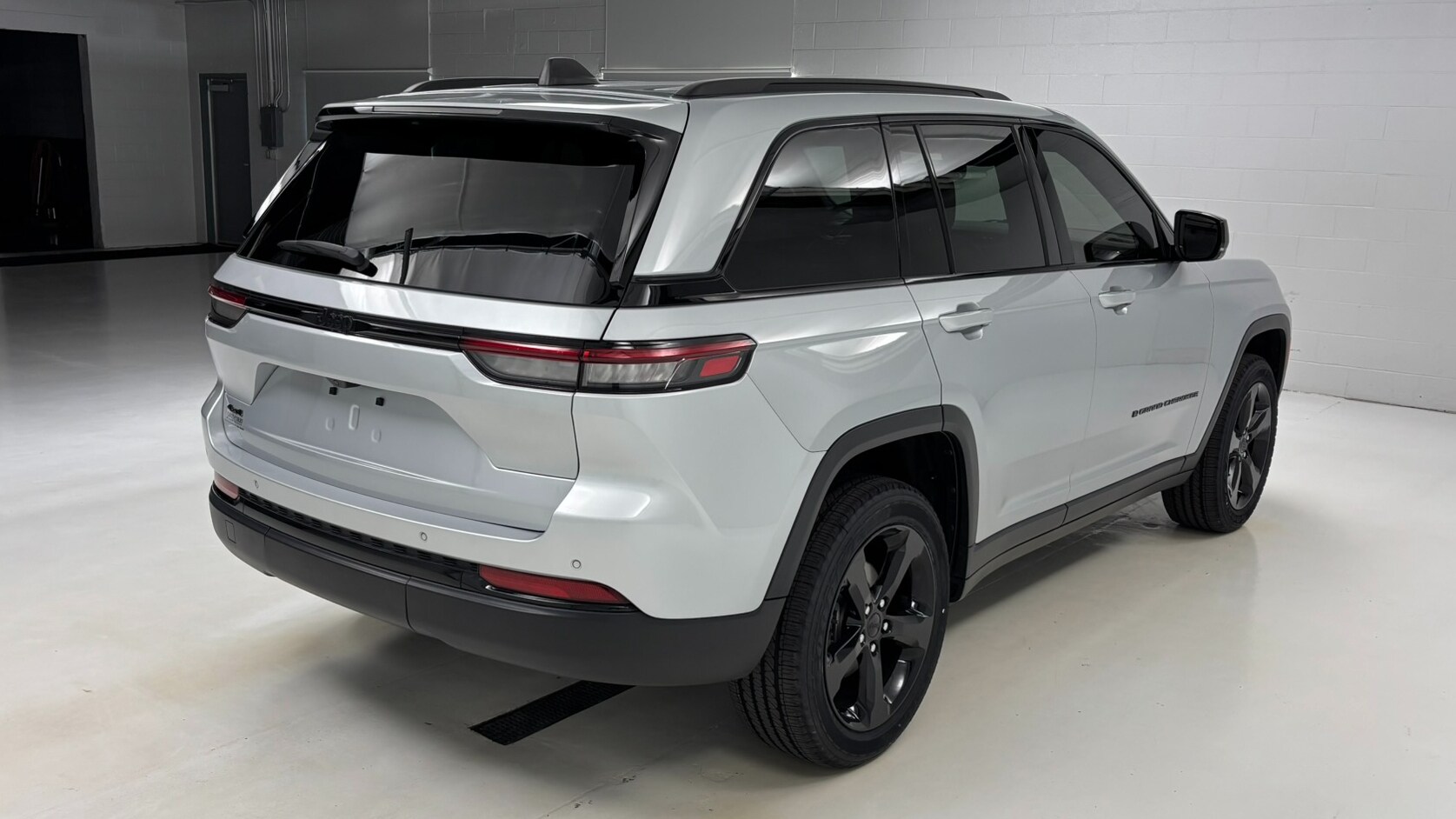 2023 Jeep Grand Cherokee Altitude photo 3