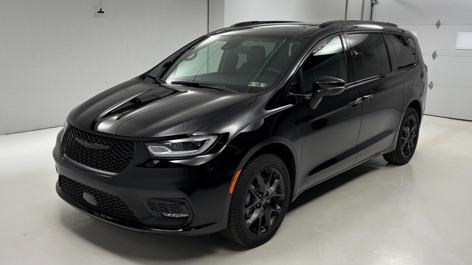 2026 Chrysler Pacifica Limited's photo