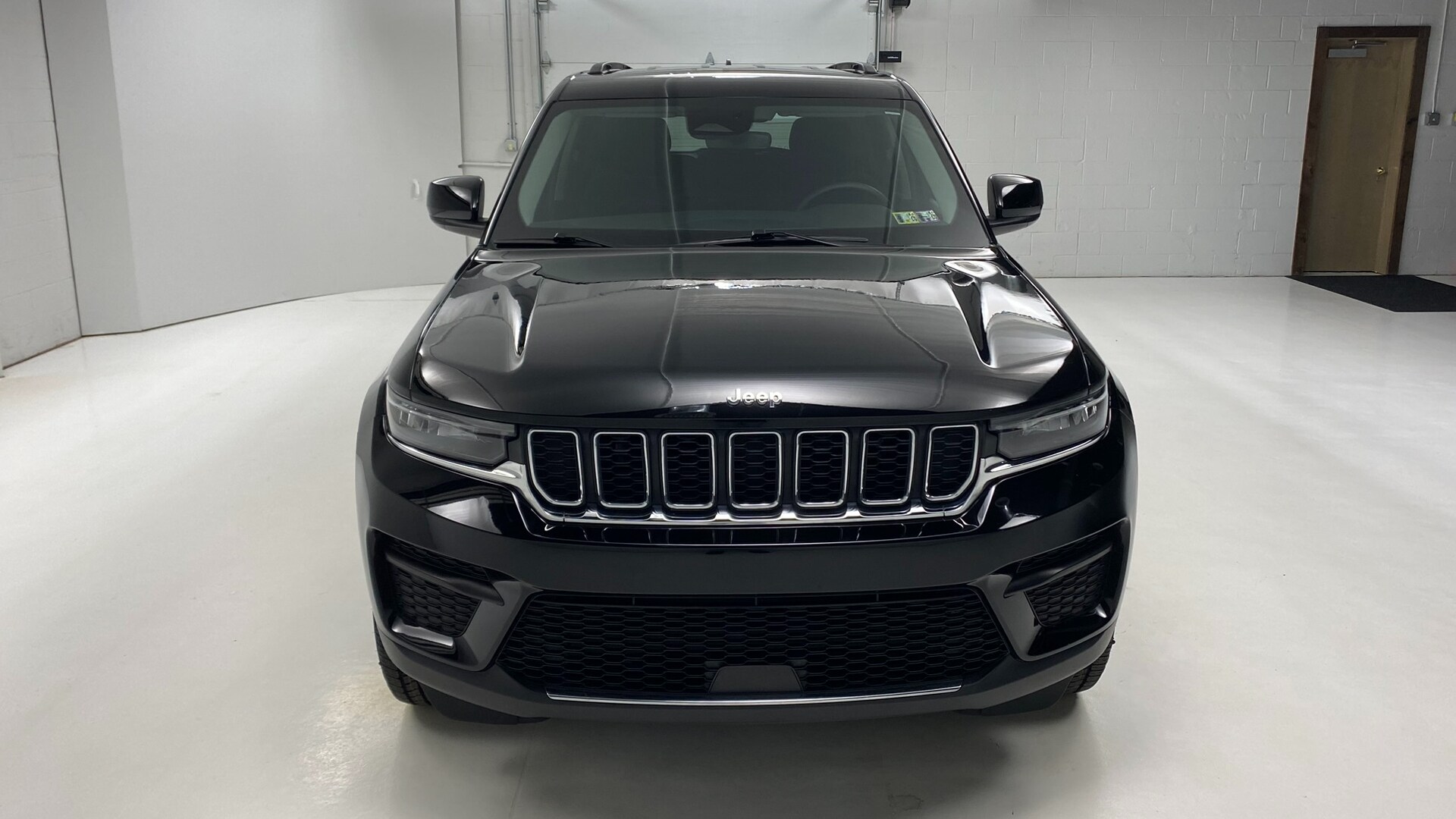 2023 Jeep Grand Cherokee Laredo photo 2