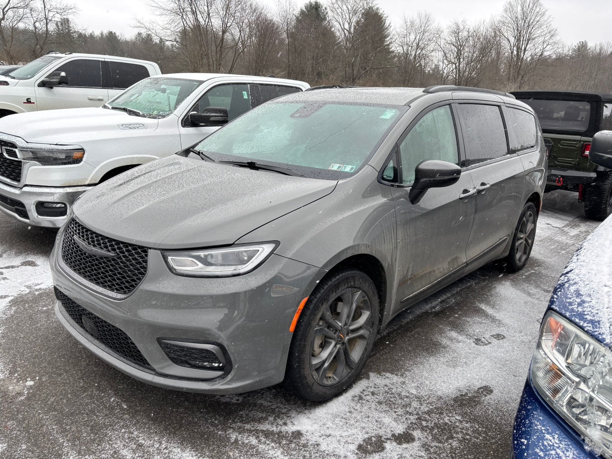 2023 Chrysler Pacifica Touring L's photo
