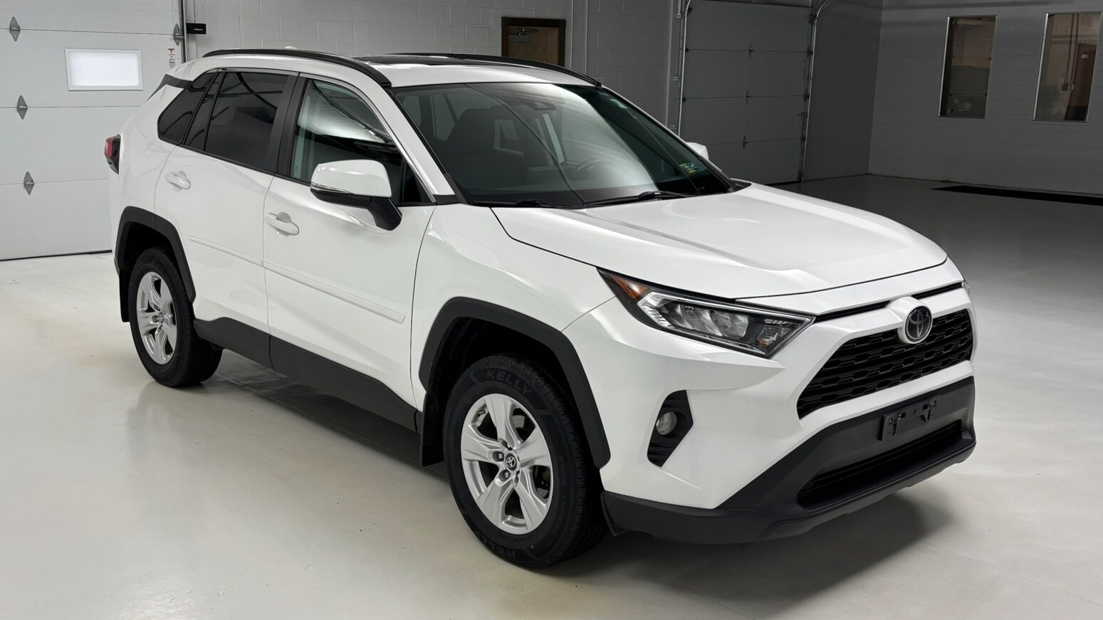 2019 Toyota RAV4 XLE photo 3