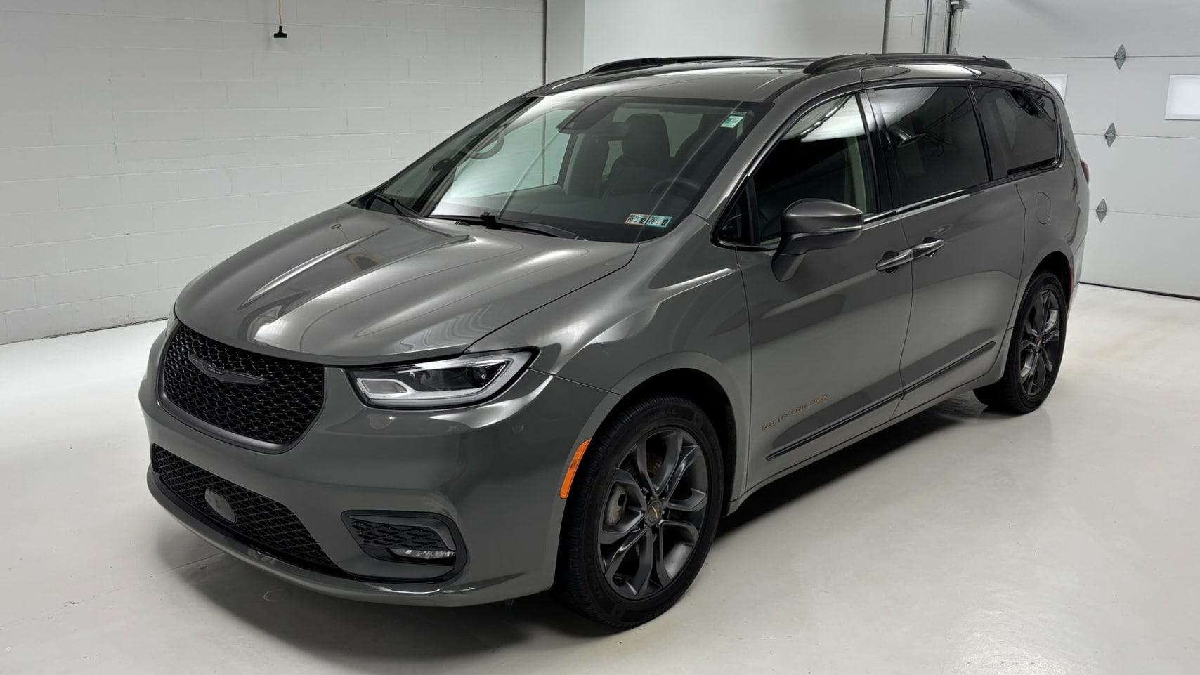 2023 Chrysler Pacifica Touring L's photo