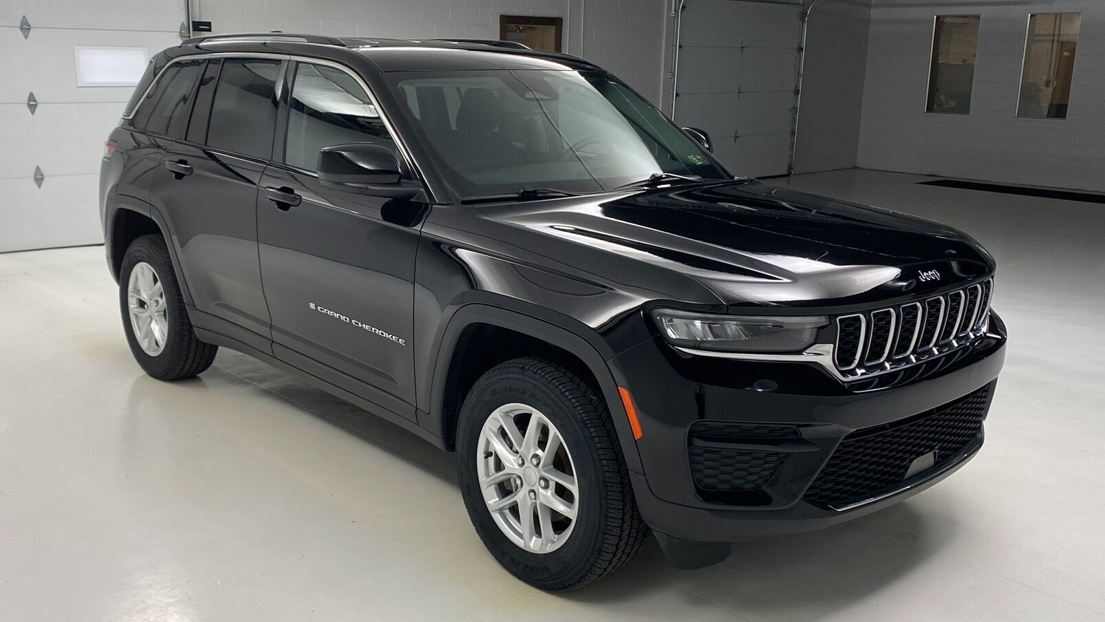 2023 Jeep Grand Cherokee Laredo photo 3