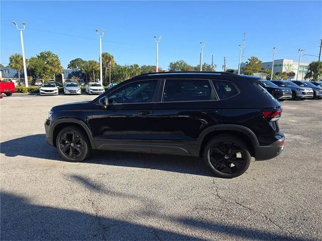 2025 Volkswagen Taos SE photo 4