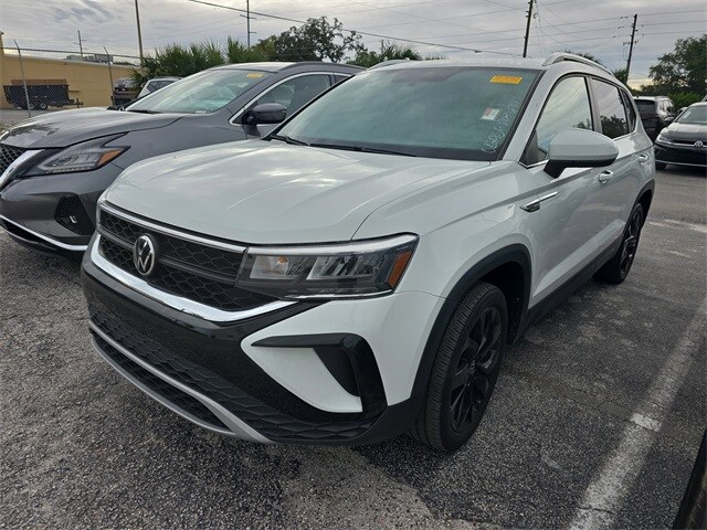 2022 Volkswagen Taos SE photo 2