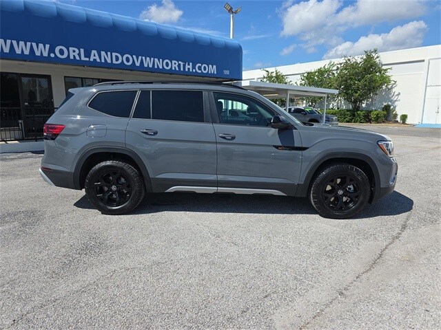 2025 Volkswagen Atlas Peak Edition SE photo 2