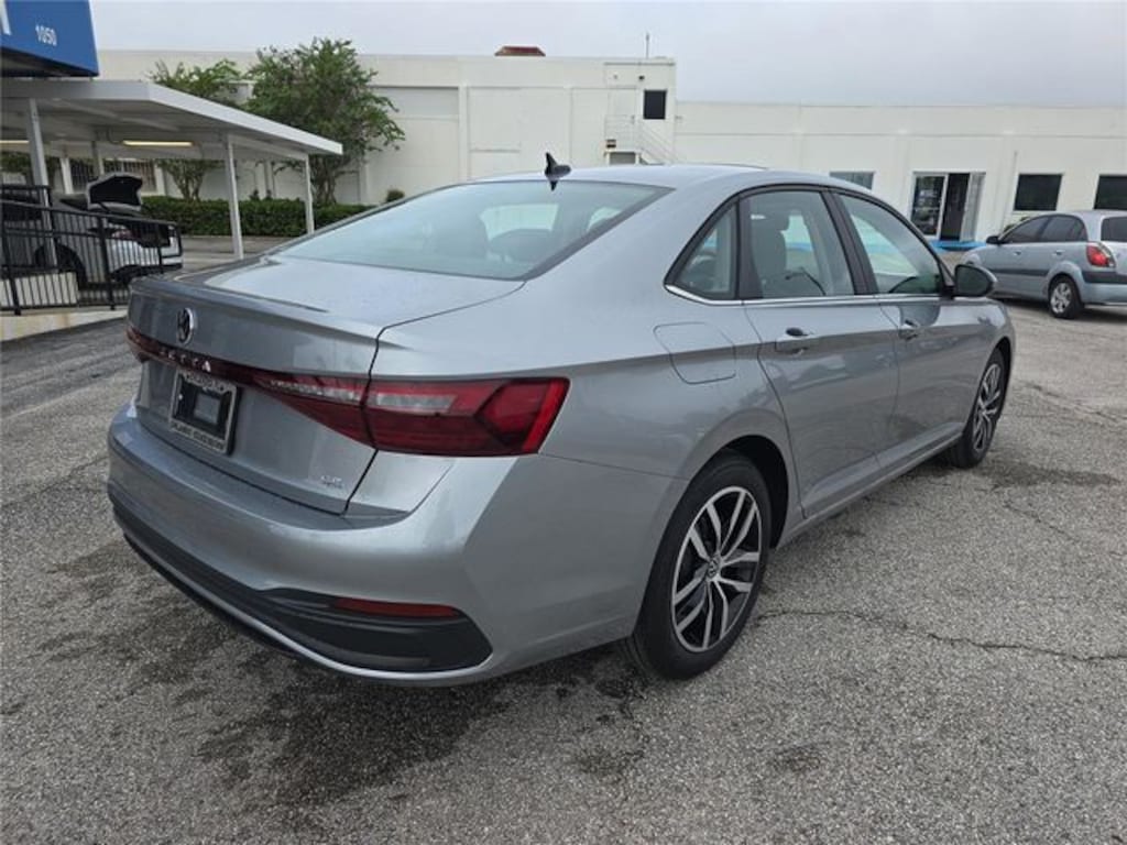 New 2025 Volkswagen Jetta 1.5T SE Sedan