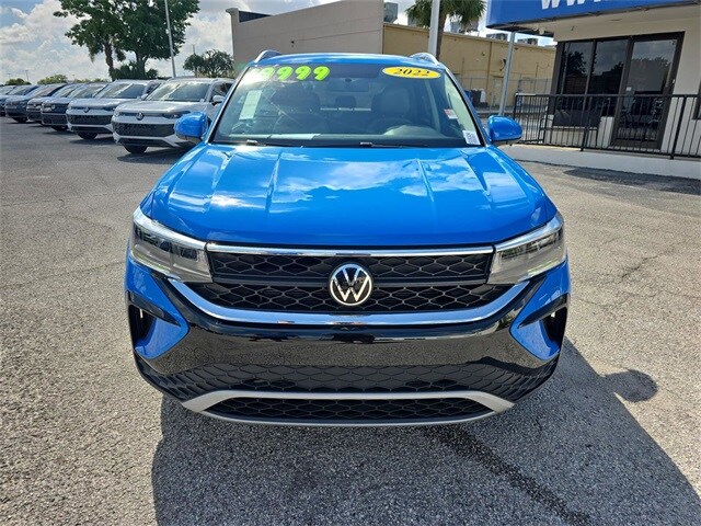 2022 Volkswagen Taos SE photo 2