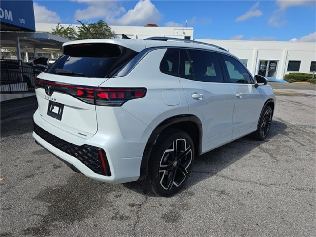 New 2026 Volkswagen Tiguan 2.0T SEL R-Line SUV