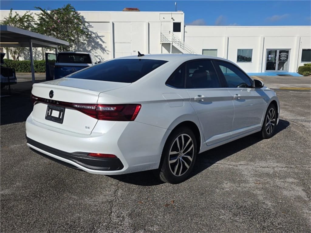 New 2025 Volkswagen Jetta 1.5T SE Sedan