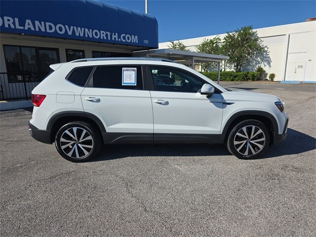 2022 Volkswagen Taos SE photo 3