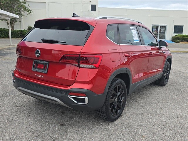 2022 Volkswagen Taos SE photo 2