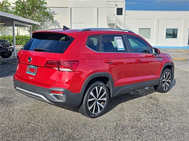 2022 Volkswagen Taos SE photo 2