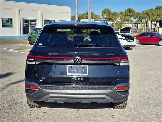 2025 Volkswagen Taos SE photo 3