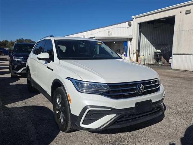 2023 Volkswagen Tiguan SE's photo