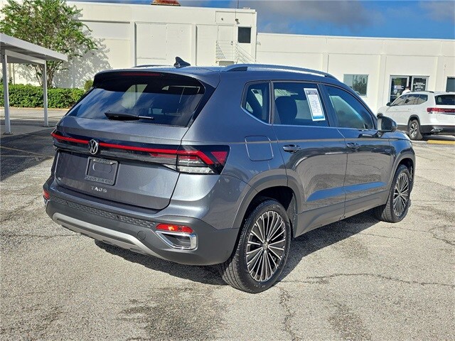 2025 Volkswagen Taos SE photo 2
